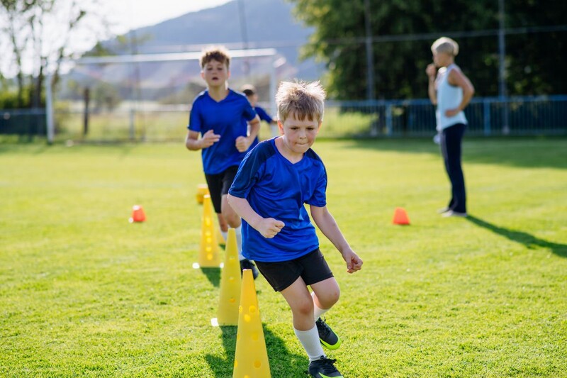 mladi fotbaliste pri treninku