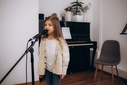 mlada divka_zpiva